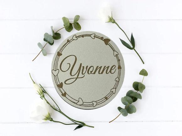 Lasergravierte Tischnamen mit Herzranke – Namensschilder für Hochzeitsgäste