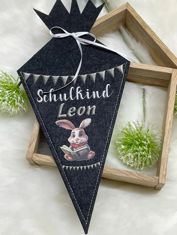 Kleine Filz-Schultüte für Schulanfänger – Hundemotiv und individueller Name Leon