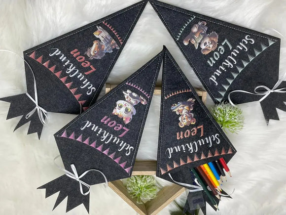 Zuckertüte in Dunkelgrau mit Aufdruck Schulkind Leon und süßem Tierdesign