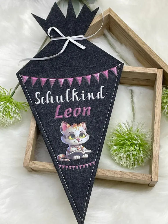 Personalisierte Mini-Schultüte mit Filzkrone und bunten Stiften als Dekoidee