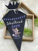 Schultüte mit Tiermotiv Katze, Wimpelkette und Name – personalisiertes Filzdesign für Schulanfänger