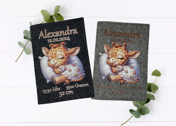 U-Heft-Hülle mit schlafender Giraffe auf weichem Kissen – liebevoll illustriertes Design