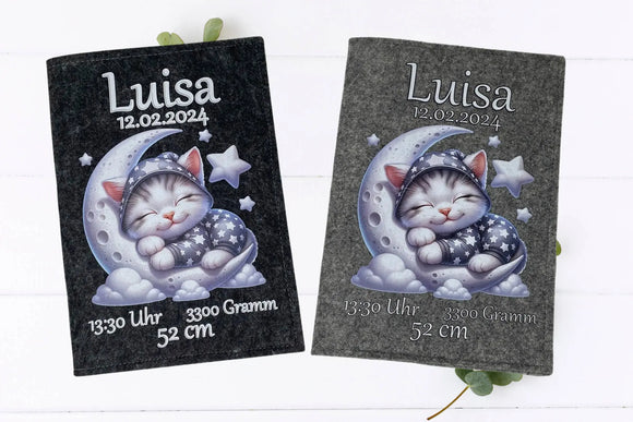 Filzhülle fürs U-Heft mit kuscheliger Katze auf Wolkenmond – handgemachtes Geschenk für Babys.
