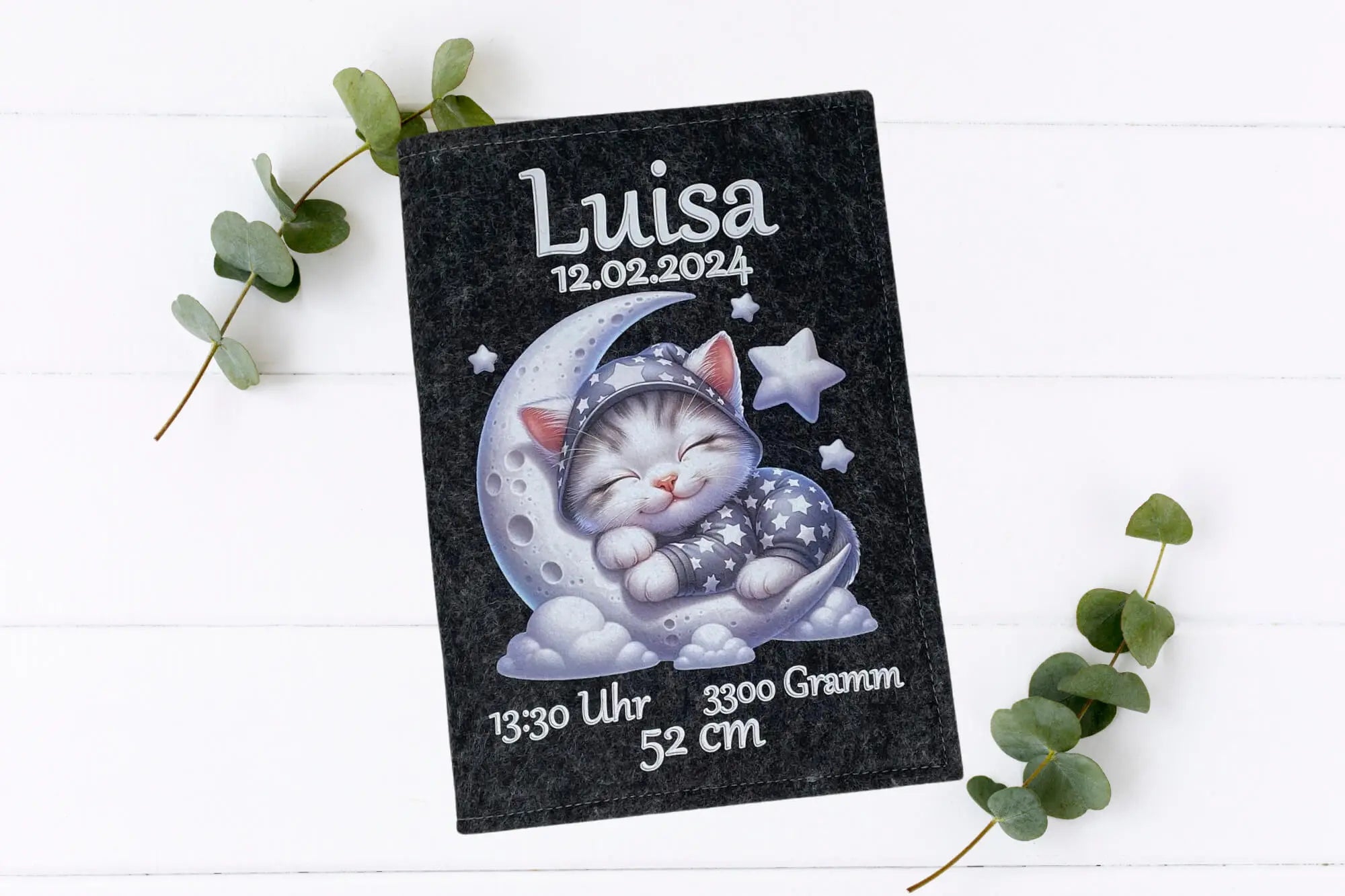 U-Heft-Hülle mit süßer Katze im Pyjama, eingebettet in Mond und Wolken – perfektes Babygeschenk.