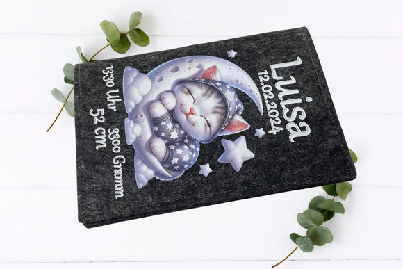 Mond, Sterne & Kätzchen – detailreiche U-Heft-Hülle für Mädchen oder Jungen mit Tiermotiv.