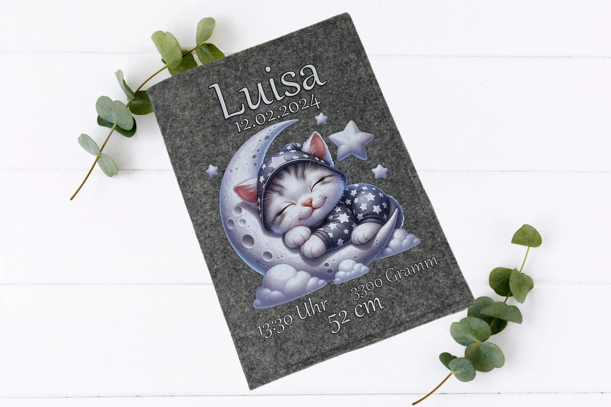 Baby-U-Heft-Hülle mit niedlicher Katze auf dem Mond – personalisierbares Unikat mit viel Liebe.