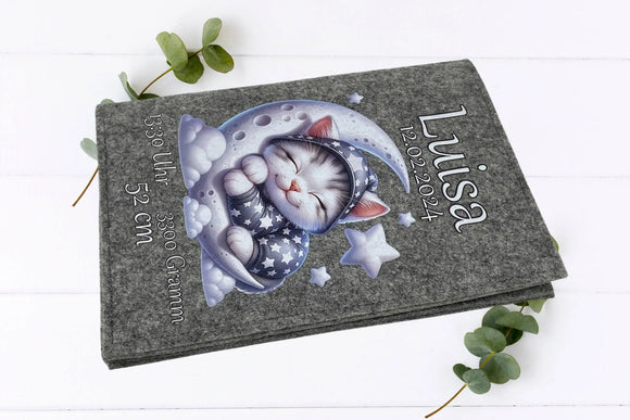 Handgefertigte Filzhülle mit träumender Katze auf Halbmond und kleinen Sternen – einzigartiges Design.