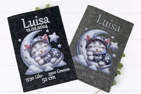 Graue Filzhülle fürs Untersuchungsheft mit verschlafener Katze, Mondsichel & Sternenhimmel.
