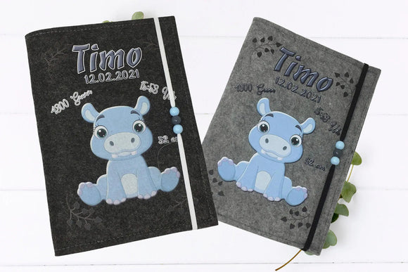 Filzhülle fürs U-Heft mit niedlichem Baby-Flusspferd in Blau und elastischem Gummiband mit Perlen.