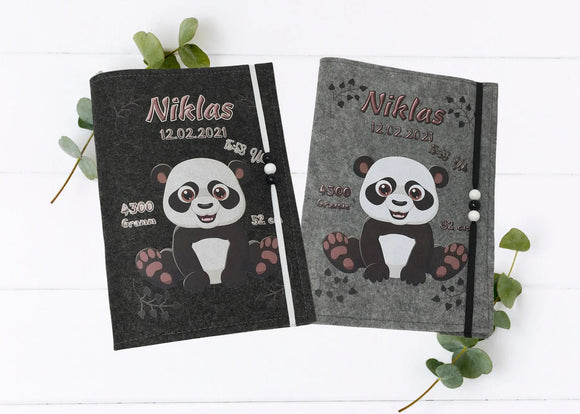 Personalisierte U-Heft-Hülle aus grauem Filz mit fröhlichem Panda und Herzspuren.