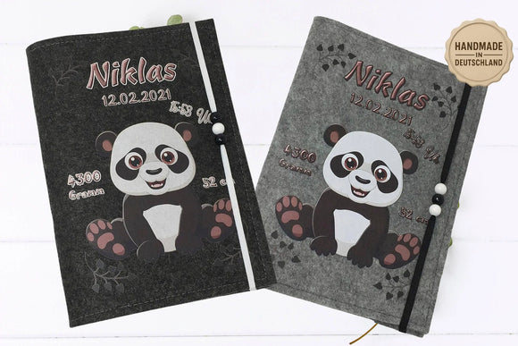 Graue Filzhülle fürs U-Heft mit lachendem Panda-Bär und aufgedruckten Geburtsdaten.