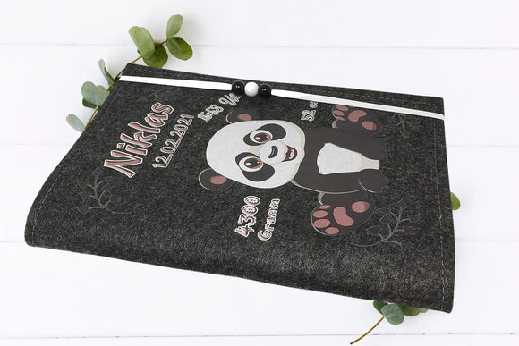 Kindgerechte U-Heft-Hülle mit schwarz-weißem Panda und liebevollen Details auf Filz.