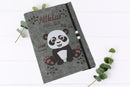 Filzhülle für das Untersuchungsheft mit Panda-Baby, Herzspuren und dekorativen Perlen.