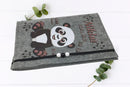 Verspielte U-Heft-Hülle mit sitzendem Panda, rosa Fußsohlen und schwarzen Herzchen auf grauem Filz.