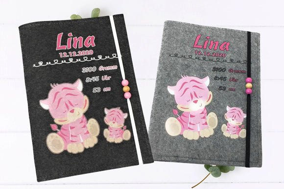 Filzhülle fürs U-Heft mit rosa Babytiger und Mini-Tiger als Motiv – ideal als Geburtsgeschenk.