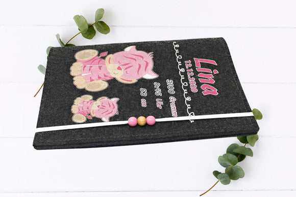 Kindgerechte U-Heft-Hülle mit süßem Tigerduo in Rosa auf grauem Filz, mit Herzbordüre verziert.