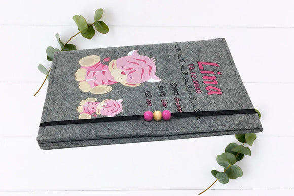 Design-U-Heft-Hülle aus Filz mit rosa Tigerfamilie – süßes Geschenk zur Geburt oder Taufe.