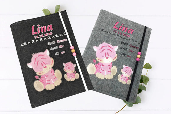 Hochwertige Filzhülle mit rosa Tiger-Motiv und liebevoll gestalteten Details für das U-Heft.