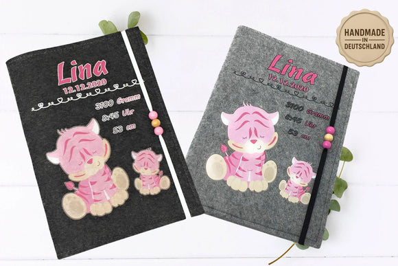 Verspielte U-Heft-Hülle mit süßen rosa Tigern und Geburtsdaten – personalisierbares Babygeschenk.