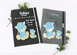 Personalisierte U-Heft-Hülle aus grauem Filz mit zwei schlafenden Tigern in Blau.