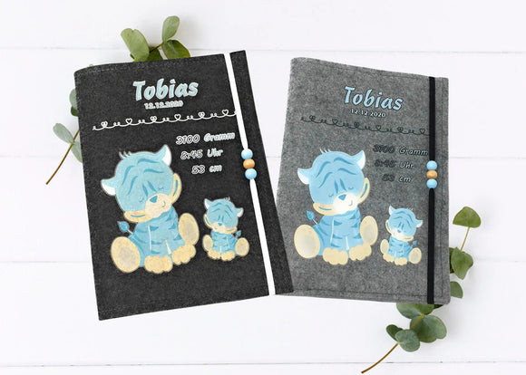 Personalisierte U-Heft-Hülle aus grauem Filz mit zwei schlafenden Tigern in Blau.