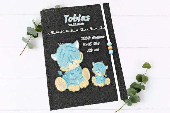 Kindgerechtes Design auf U-Heft-Hülle: zwei schlafende Tigerbabys in Blau auf weichem Filz.