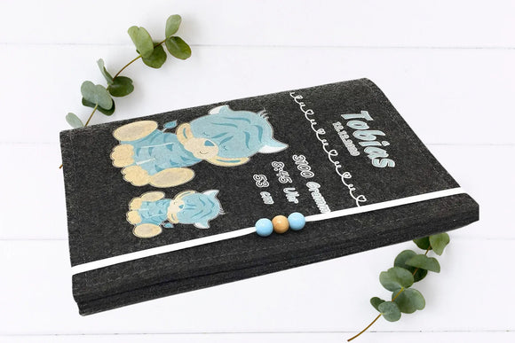 Untersuchungshefthülle für Babys mit blauem Tiger-Motiv und Herzbordüre, ideal zur Geburt.