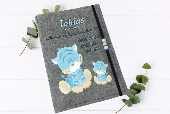 U-Heft-Hülle aus Filz mit hellblauem Tigerpaar und liebevollen Details wie Geburtsdaten.