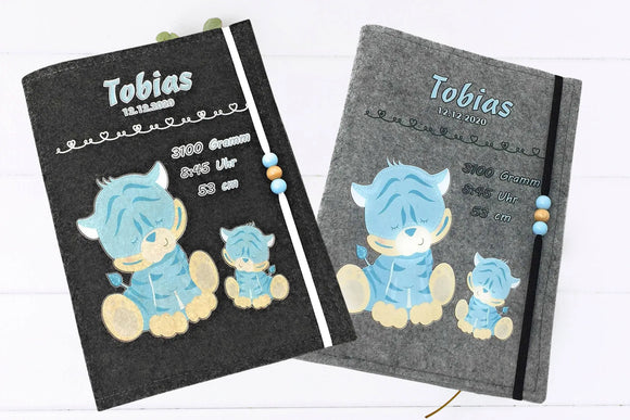 Baby-U-Heft-Hülle aus Filz in Grau mit zwei Tigern in Blau – detailreich und hochwertig verarbeitet.