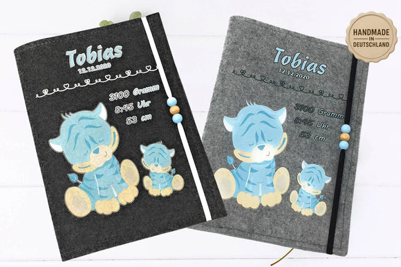 Weiche Filzhülle fürs Untersuchungsheft mit blauem Tiger-Motiv – ideal für Jungen zur Geburt.