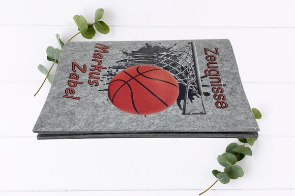 Zwei individuelle Zeugnismappen mit sportlichem Motiv für Jungen – ein tolles Geschenk zum Schulabschluss.