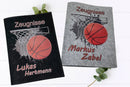 Individuelle Zeugnismappe für Jungen mit Basketball, Korb-Netz und Name auf hellgrauem Filz – Geschenk zur Einschulung oder Abschluss.