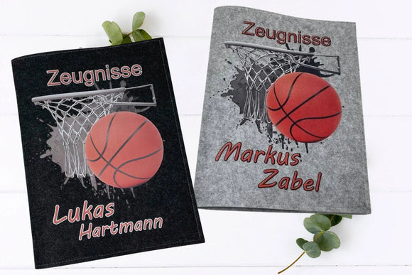 Individuelle Zeugnismappe für Jungen mit Basketball, Korb-Netz und Name auf hellgrauem Filz – Geschenk zur Einschulung oder Abschluss.