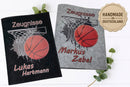 Zwei hochwertige Zeugnismappen mit Basketball-Design und Vornamen – handgefertigt aus stabilem Filz in Schwarz und Grau.