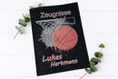 Zeugnismappen mit rotem Basketball vor einem schwarzen Splash-Hintergrund – sportliches Design mit Wunschname.
