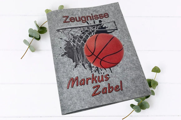 Handgemachte Filzmappe mit coolem Basketball-Print, perfekt für sportliche Schüler und Zeugnisaufbewahrung.