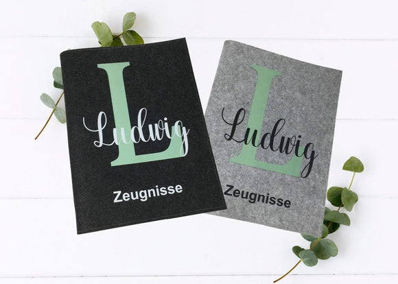 Personalisierte Zeugnismappe mit mintgrünem Buchstaben und Name handgemachte Filzmappe in Grau oder Schwarz.