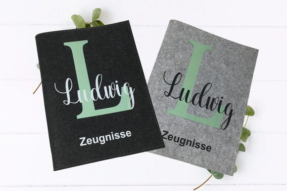 Zeugnismappe aus Filz mit großem mintfarbenem Initial – personalisiertes Geschenk zur Einschulung oder Schulabschluss.