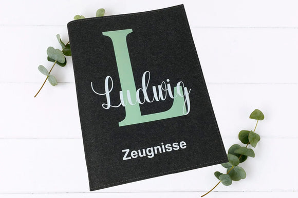 Filz-Zeugnismappe mit Anfangsbuchstabe in Mint und Namensaufdruck – modern, schlicht und individuell für Jungen.