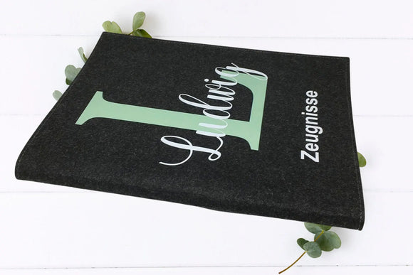 Personalisierte Schulmappe mit Buchstabe in Grün und Name – handgemacht in Deutschland, ideal für DIN A4 Zeugnisse.