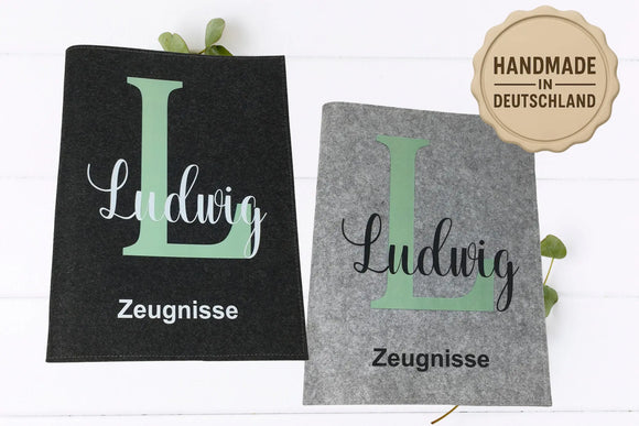 Schulmappe aus Filz mit Buchstabe in Grün und Namensdruck – personalisiertes Accessoire für Jungen, handmade in Deutschland.