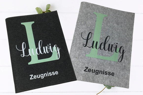 Personalisierte Zeugnismappe aus Filz mit großem mintgrünem Anfangsbuchstaben und Name  – modernes Design für Jungen, handgemacht in Deutschland.