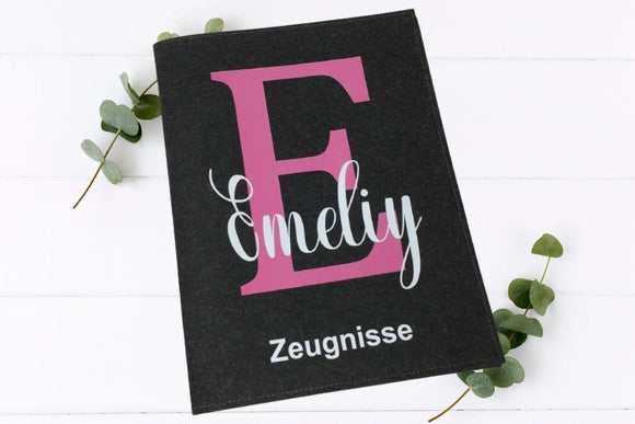 Individuelle Zeugnismappe für Mädchen mit pinkem Monogramm und Namen – modernes Design auf hochwertigem Filz.