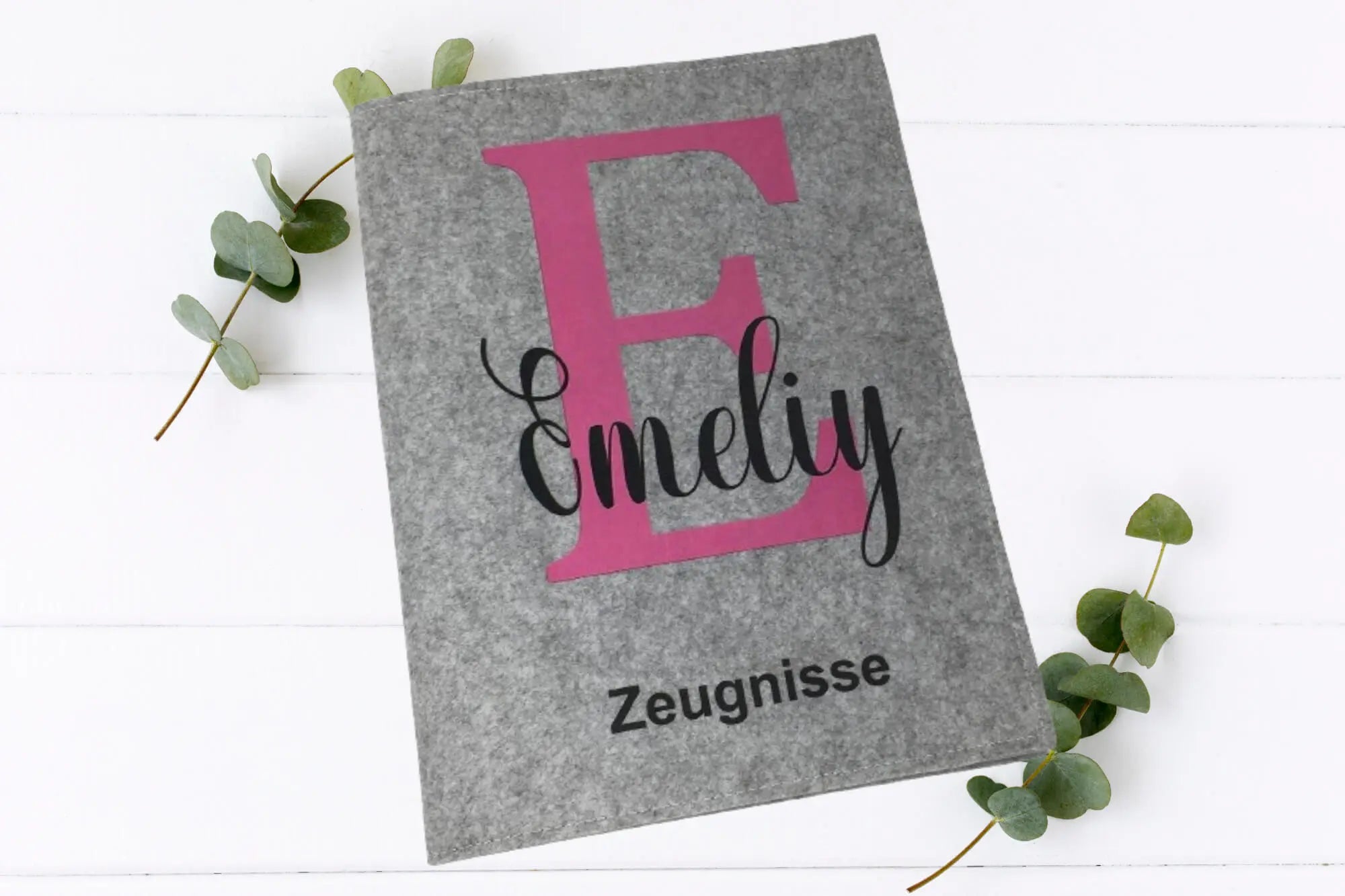 Moderne Zeugnismappe mit pinkem Initial-Buchstaben und Mädchenname – robuste Filzmappe mit individuellem Design.
