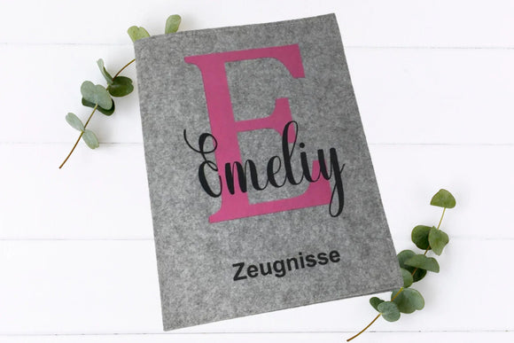 Moderne Zeugnismappe mit pinkem Initial-Buchstaben und Mädchenname – robuste Filzmappe mit individuellem Design.