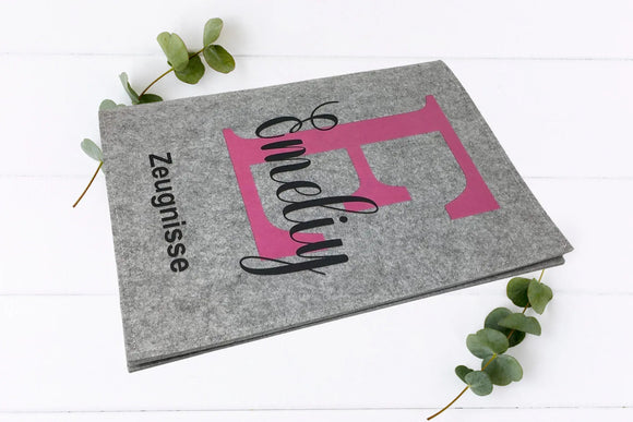 Filz-Zeugnismappe mit Anfangsbuchstabe in Pink und Namensdruck – stilvolles Geschenk zur Einschulung für Mädchen.