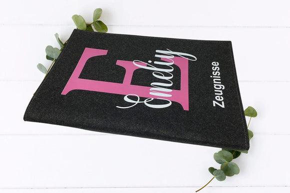 Personalisierte Schulmappe mit pinkem Anfangsbuchstaben und Wunschname – perfekt für Mädchen zur Einschulung oder Abschluss.