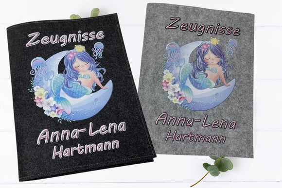 Zwei Zeugnismappen aus Filz mit liebevoller Meerjungfrau auf Halbmond – Motiv mit Blumen und Quallen, individuell beschriftet
