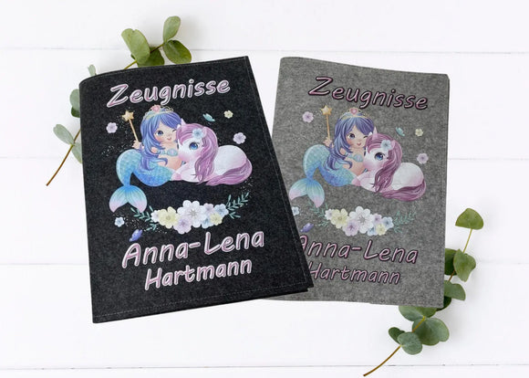 Zwei personalisierte Zeugnismappen aus Filz mit Meerjungfrau und Einhorn, beschriftet mit dem Namen