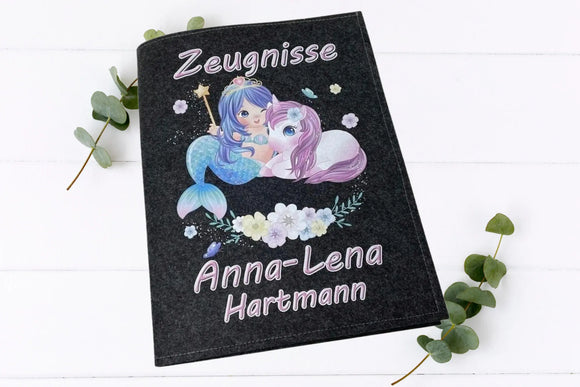 Zeugnismappe für Kinder mit märchenhaftem Motiv: Meerjungfrau mit Krone und glitzerndem Zauberstab umarmt ein Einhorn